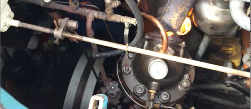 Het starten van de 100 jaar oude motor